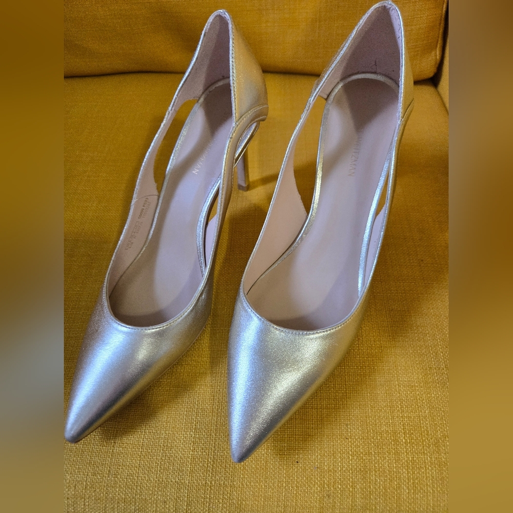 Stuart weitzman Pump in metallic gold !!